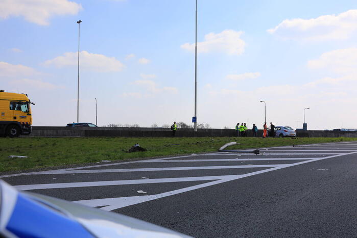 Beveiliger slaat met auto over de kop