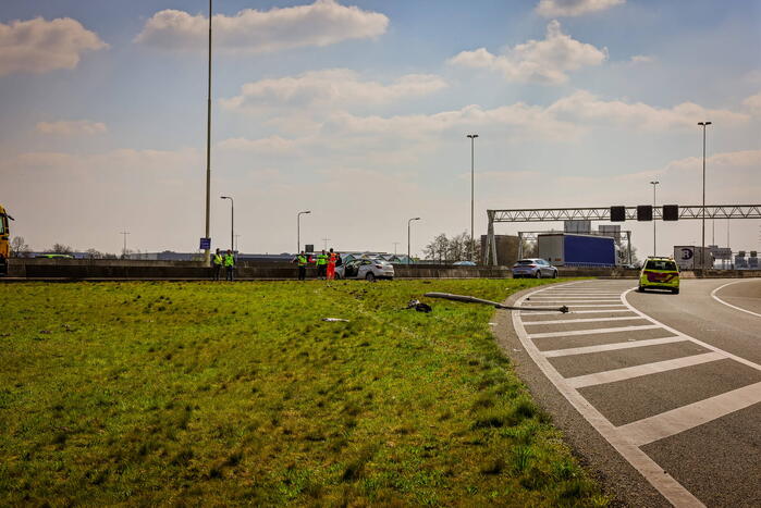Beveiliger slaat met auto over de kop