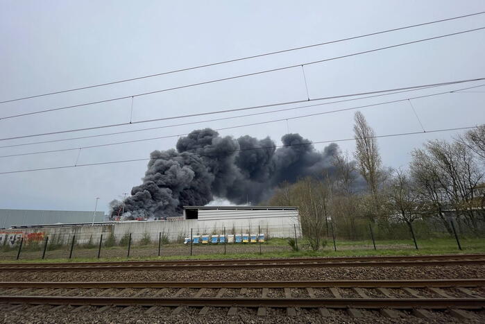 Zeer grote brand verwoest bedrijfspand