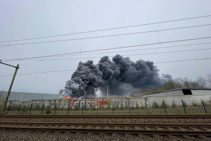 Zeer grote brand verwoest bedrijfspand