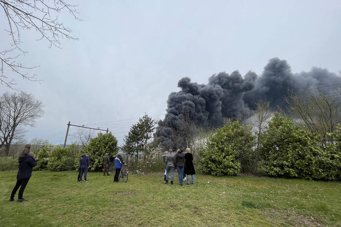 Zeer grote brand verwoest bedrijfspand