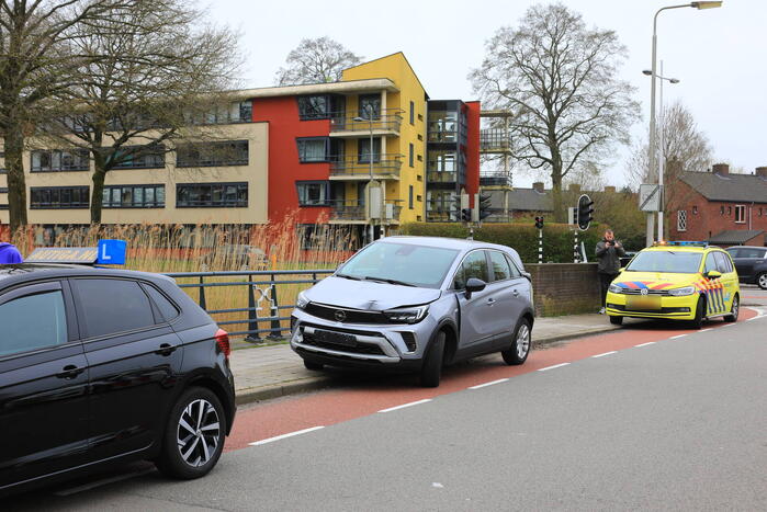 Automobilist botst op afslaande lesauto