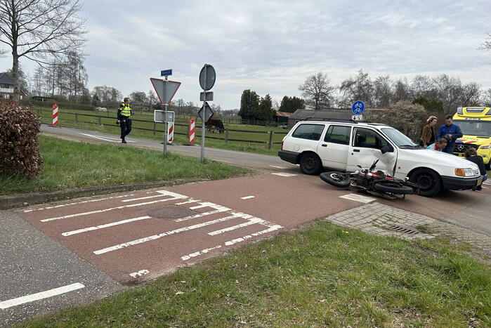 Bestuurder van brommer gewond bij botsing met auto