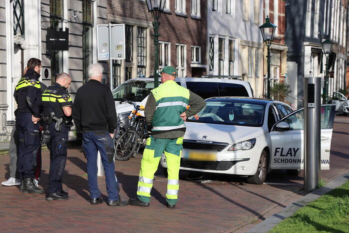 Automobiliste botst op beweegbare paal