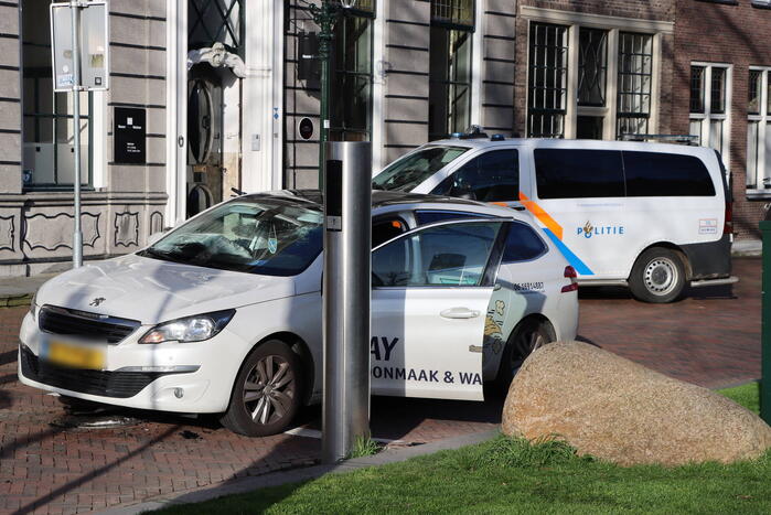 Automobiliste botst op beweegbare paal