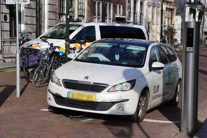 Automobiliste botst op beweegbare paal