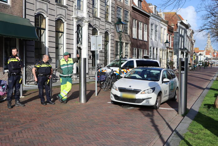 Automobiliste botst op beweegbare paal