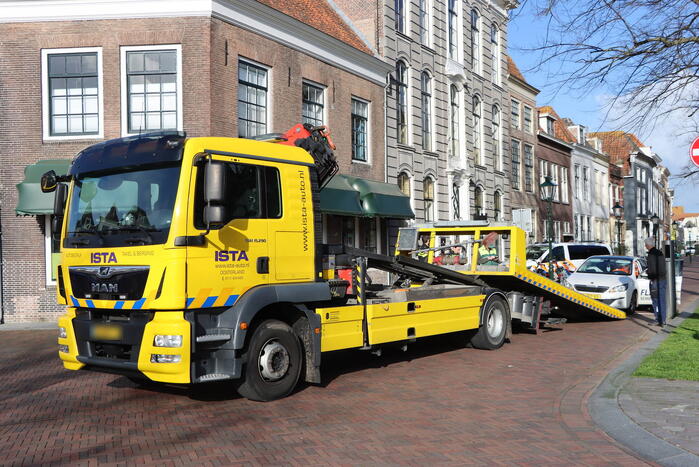 Automobiliste botst op beweegbare paal