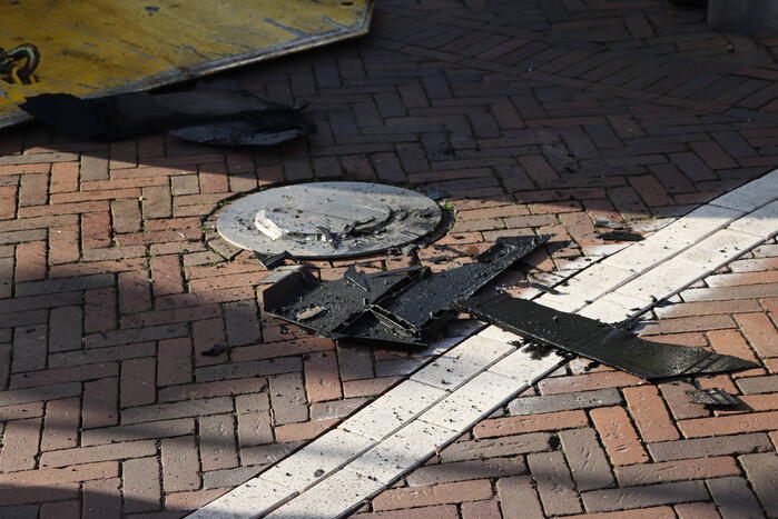 Automobiliste botst op beweegbare paal