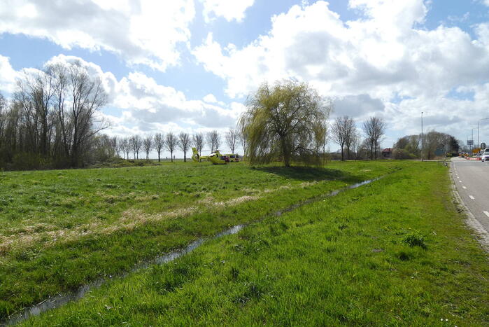 Traumahelikopter landt naast snelweg