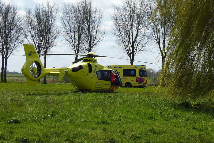 Traumahelikopter landt naast snelweg