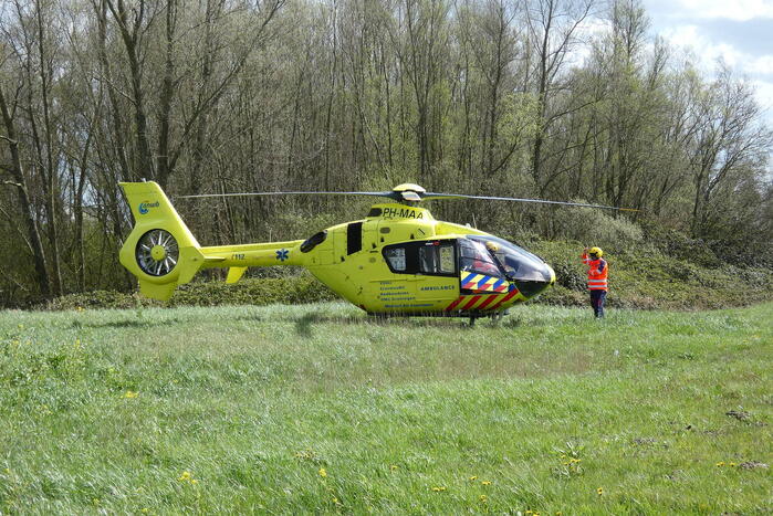 Traumahelikopter landt naast snelweg