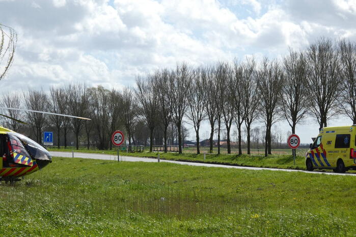 Traumahelikopter landt naast snelweg