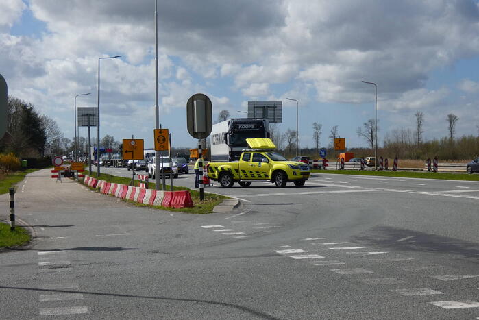 Traumahelikopter landt naast snelweg