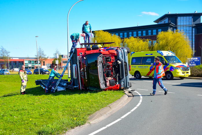 Brandweervoertuig op de zijkant tijdens spoedrit