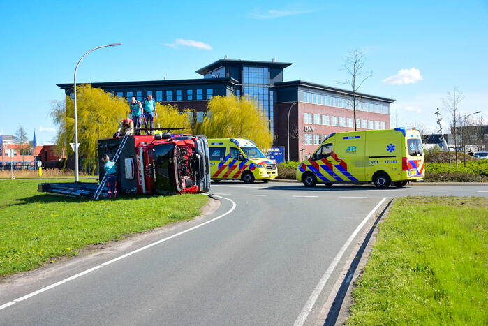Brandweervoertuig op de zijkant tijdens spoedrit