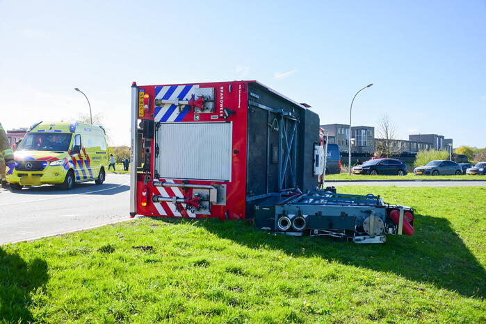 Brandweervoertuig op de zijkant tijdens spoedrit