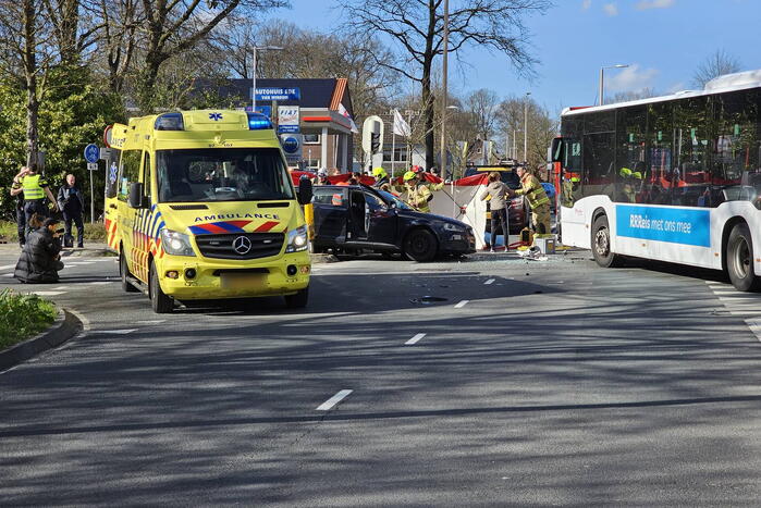 Zwaargewonde na aanrijding met lijnbus