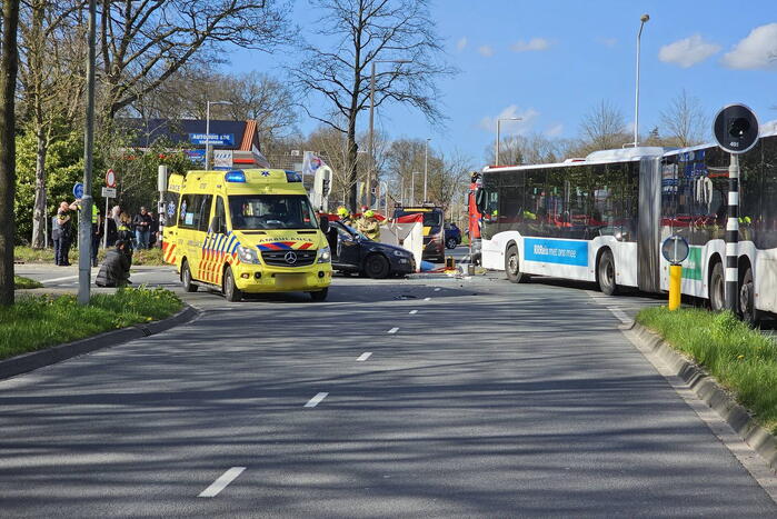 Zwaargewonde na aanrijding met lijnbus