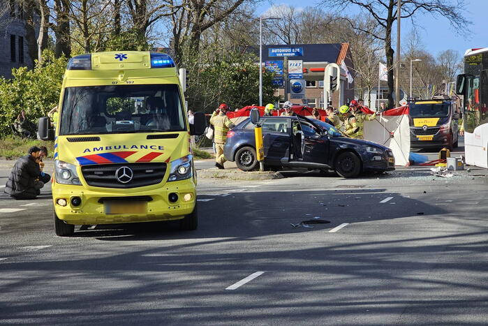Zwaargewonde na aanrijding met lijnbus