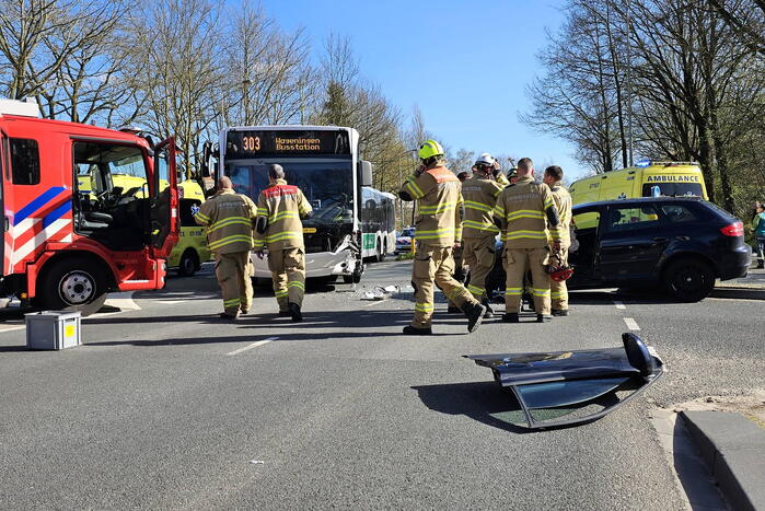 Zwaargewonde na aanrijding met lijnbus