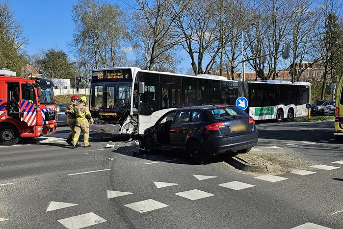 Zwaargewonde na aanrijding met lijnbus