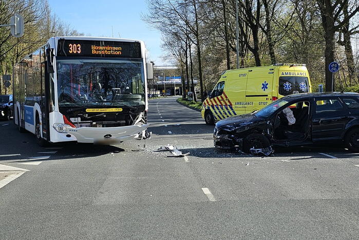 Zwaargewonde na aanrijding met lijnbus