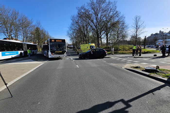 Zwaargewonde na aanrijding met lijnbus