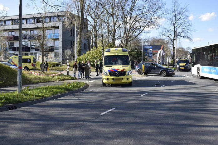 Zwaargewonde na aanrijding met lijnbus