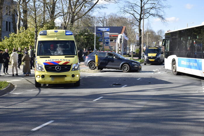 Zwaargewonde na aanrijding met lijnbus