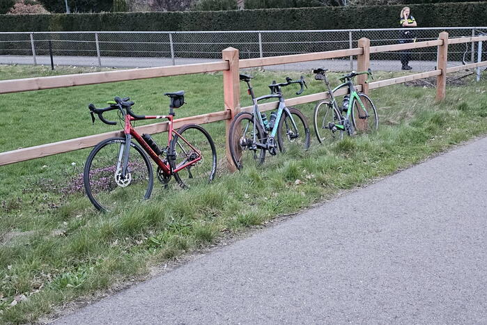Meerdere wielrenners gewond naar ziekenhuis