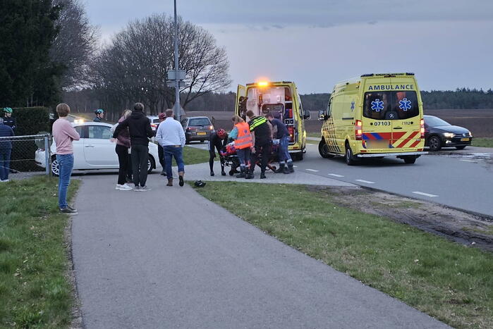Meerdere wielrenners gewond naar ziekenhuis