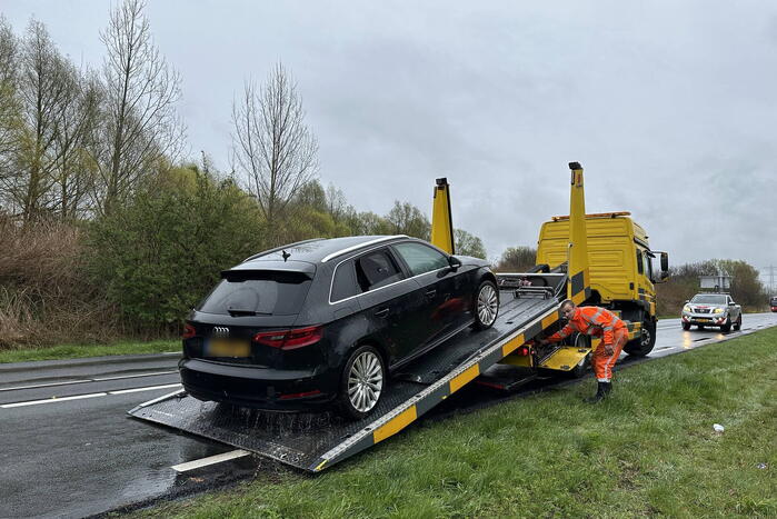 Auto raakt van de weg in belandt in sloot