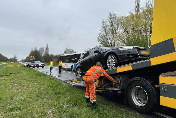 Auto raakt van de weg in belandt in sloot