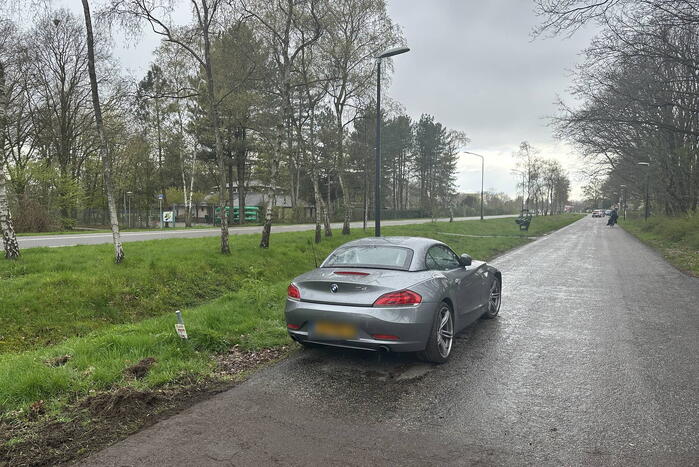 Auto raakt van de weg en loopt schade op