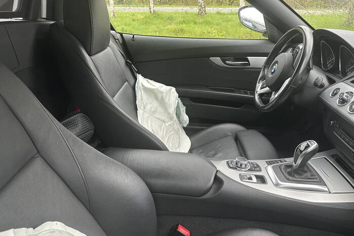 Auto raakt van de weg en loopt schade op