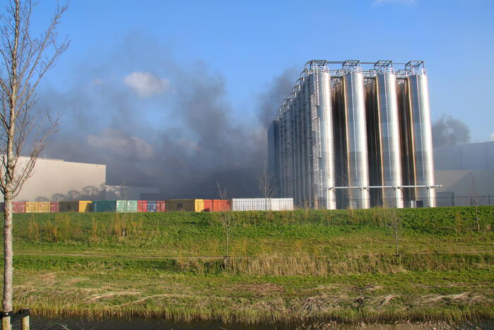 Zeer grote brand in cacao opslag