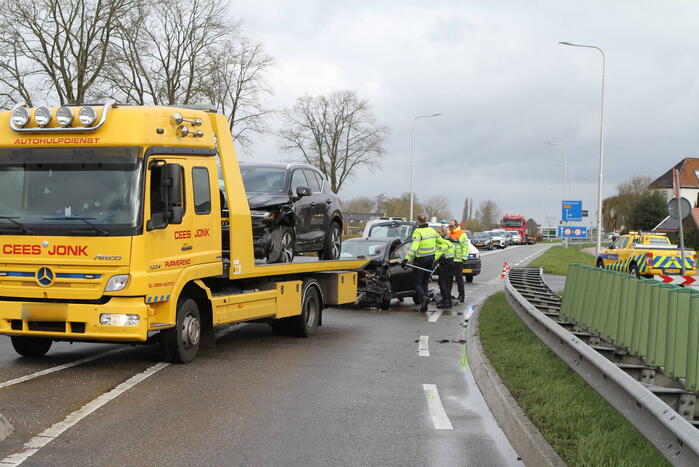 Weg afgesloten door flinke botsing