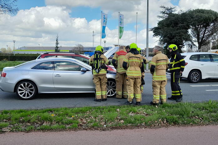 Brandweer controleert auto op brand