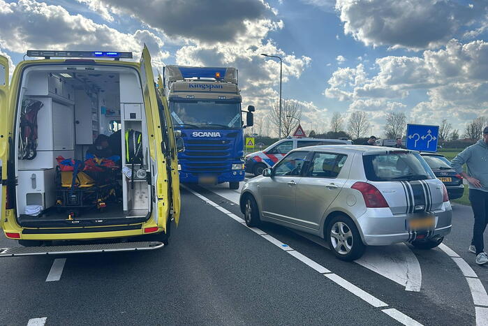 Fietsster ernstig gewond bij botsing met auto