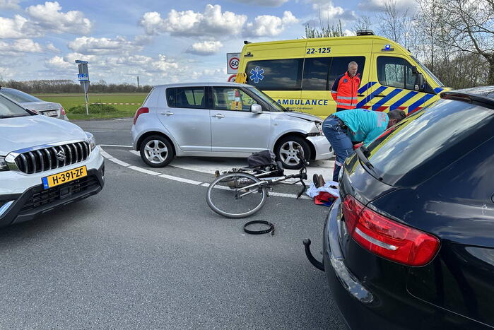 Fietsster ernstig gewond bij botsing met auto
