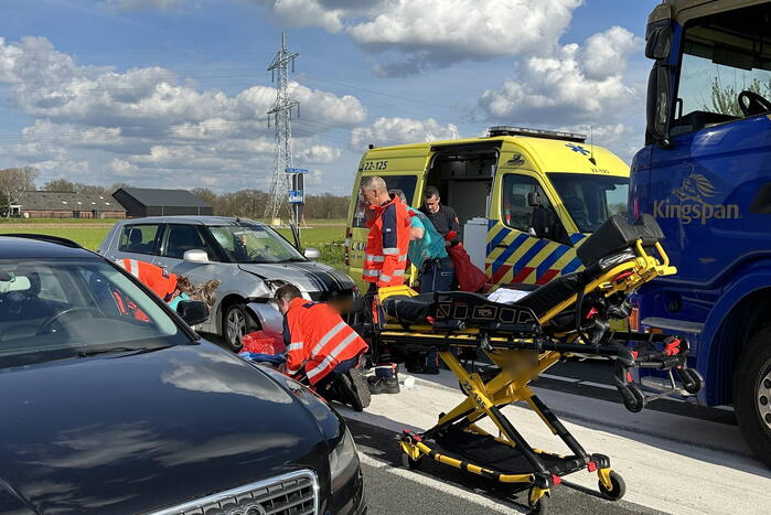 Fietsster ernstig gewond bij botsing met auto