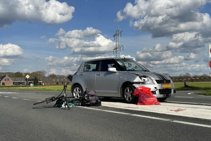 Fietsster ernstig gewond bij botsing met auto