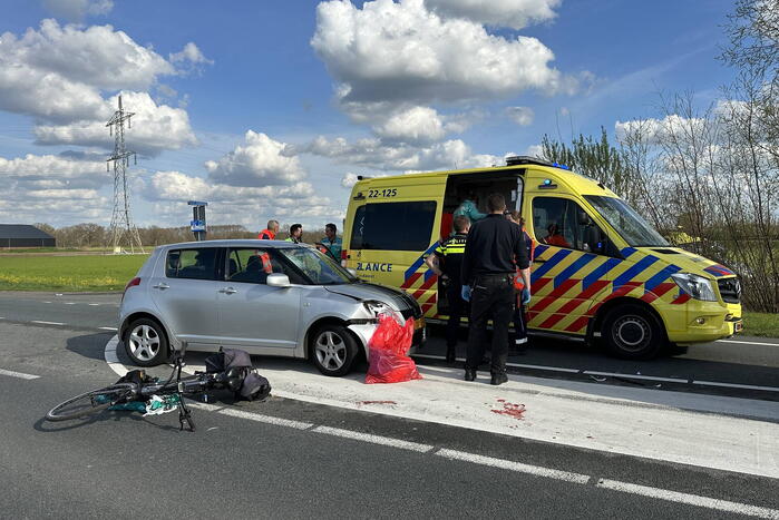 Fietsster ernstig gewond bij botsing met auto