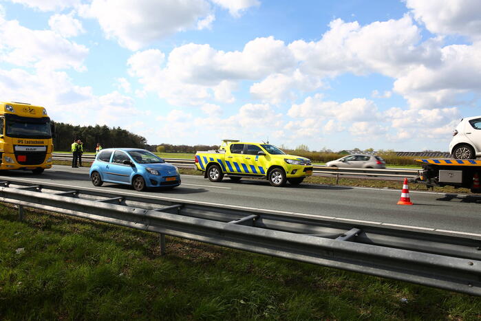 Twee auto's botsen op elkaar
