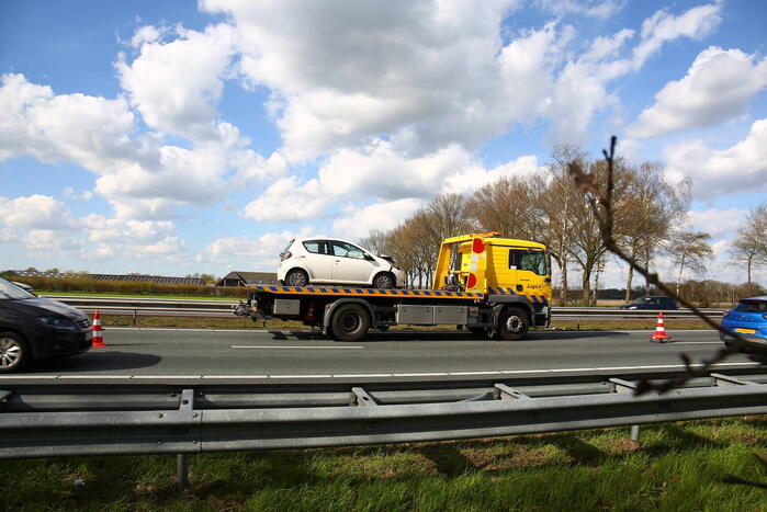 Twee auto's botsen op elkaar