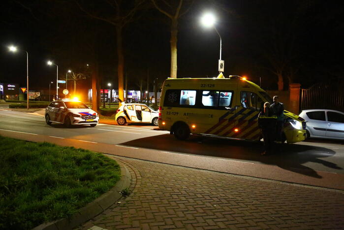 Automobilist eindigt tegen boom