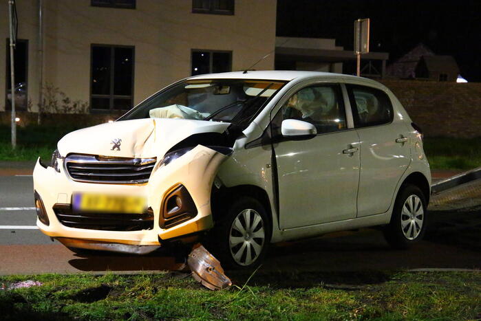 Automobilist eindigt tegen boom