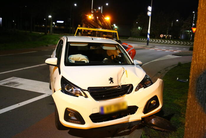 Automobilist eindigt tegen boom