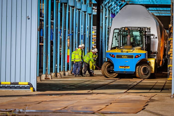 Gecrashte trein aangekomen op NS werkplaats